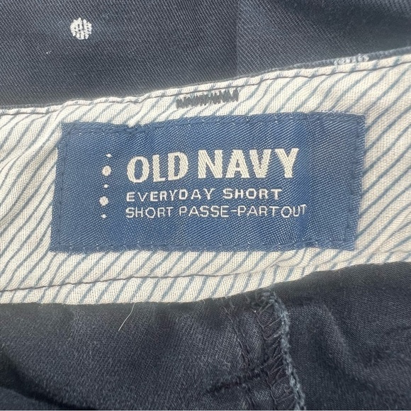 Old Navy Blue White Polka Dot Everyday Chino Shorts Size 8 Women’s - Picture 2 of 5